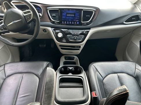 Used 2017 Chrysler Pacifica Touring-L FWD image 19