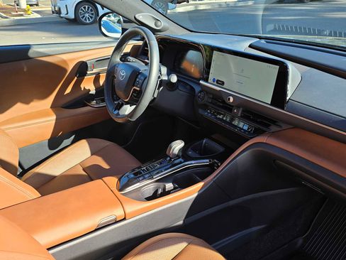 Used 2025 Toyota Crown Signia w/ Advanced Technology Package image 10