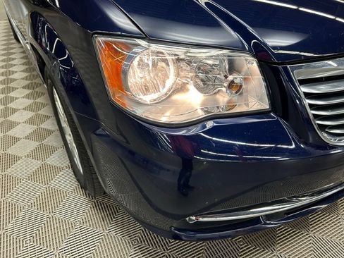 Used 2015 Chrysler Town & Country Touring FWD image 3