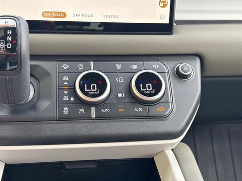 Used 2025 Land Rover Defender 110 X-Dynamic SE image 25