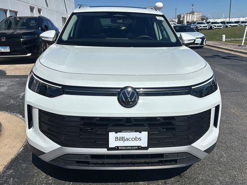 Used 2025 Volkswagen Tiguan SE w/ Panoramic Sunroof Package image 2