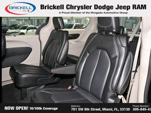 Used 2024 Chrysler Pacifica Touring-L FWD image 16