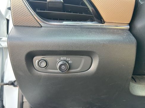 Used 2023 Chevrolet Traverse Premier image 19