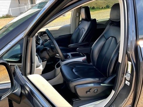 Used 2023 Chrysler Pacifica Touring-L FWD image 20