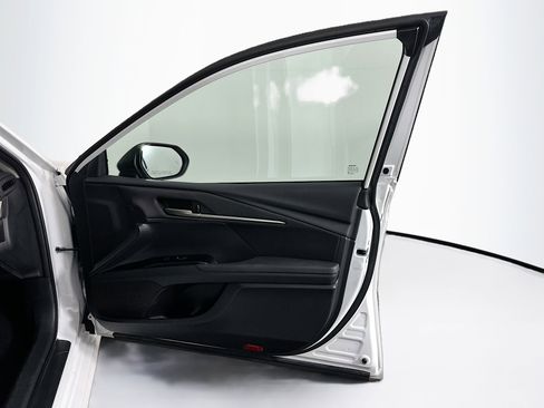 Used 2025 Toyota Camry LE image 32