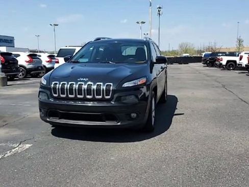 Used 2016 Jeep Cherokee Latitude w/ Cold Weather Group FWD image 3