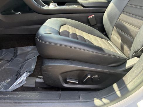 Used 2018 Ford Fusion SE w/ Equipment Group 201A FWD image 13