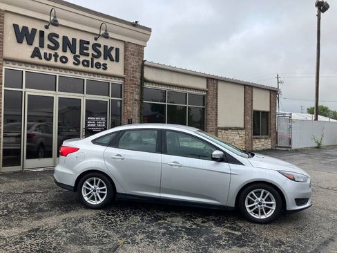 Used 2016 Ford Focus SE FWD image 2