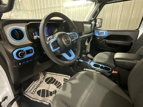 Used 2024 Jeep Wrangler Unlimited image 9