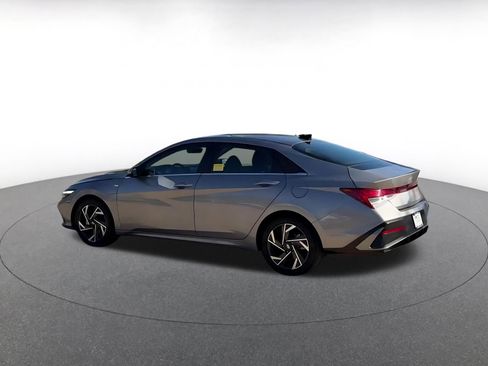 Used 2025 Hyundai Elantra SEL image 10