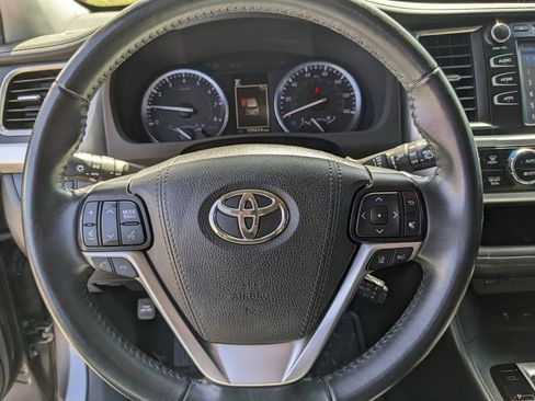 Used 2019 Toyota Highlander XLE image 29