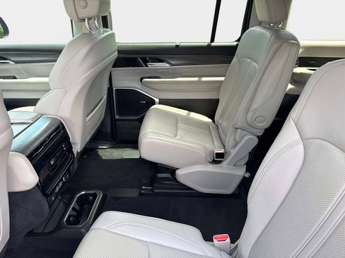 Used 2023 Jeep Wagoneer Series II w/ Convenience Group I AWD/4WD image 14