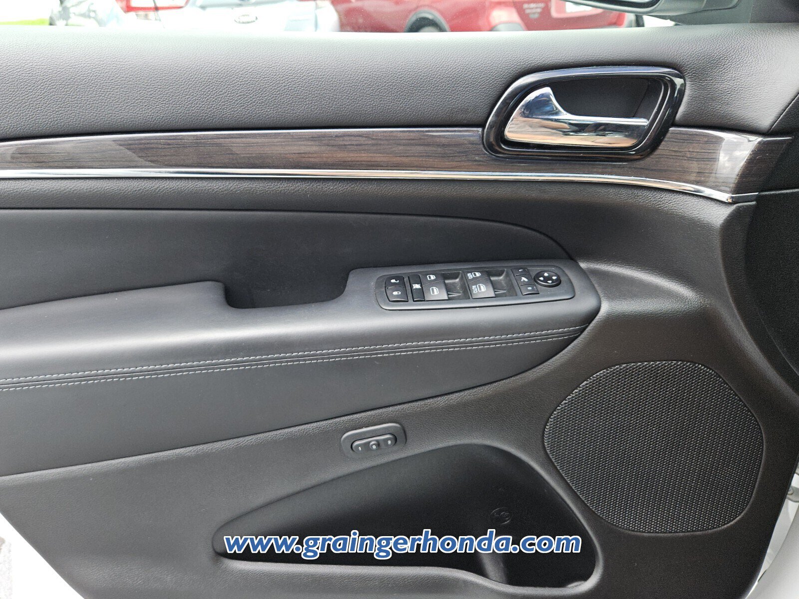 Used 2020 Jeep Grand Cherokee Overland AWD/4WD image 23