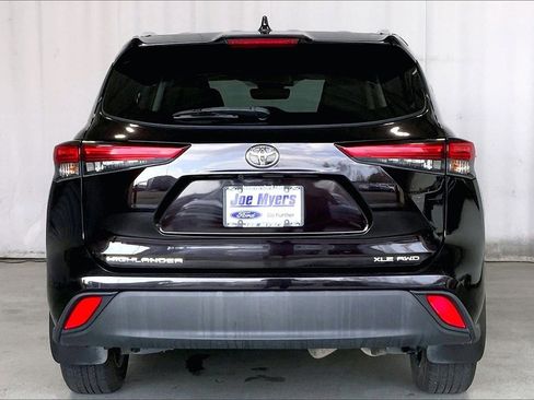 Used 2022 Toyota Highlander XLE image 3