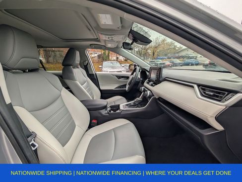 Used 2021 Toyota RAV4 XLE Premium image 16