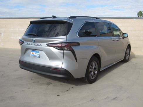 Used 2024 Toyota Sienna XLE image 5