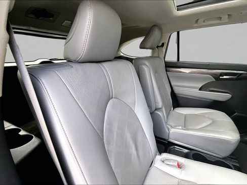 Used 2023 Toyota Highlander Platinum FWD image 25