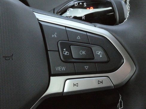 New 2025 Volkswagen Tiguan SE image 11