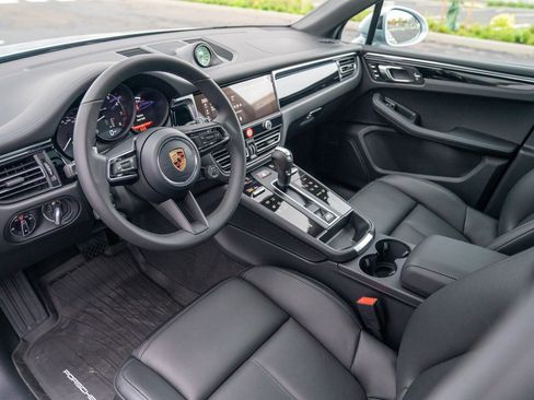 Certified 2026 Porsche Macan AWD/4WD image 4