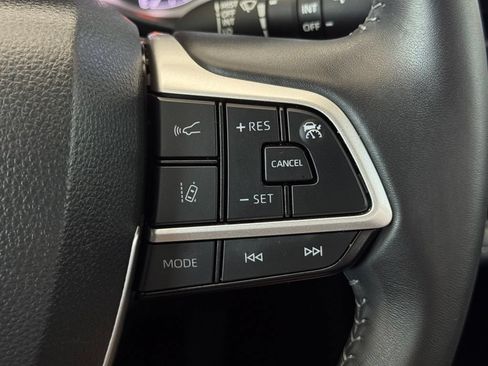 Used 2024 Toyota Highlander XLE FWD image 34