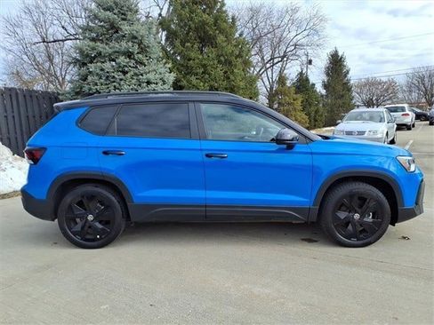 Used 2025 Volkswagen Taos SE image 7