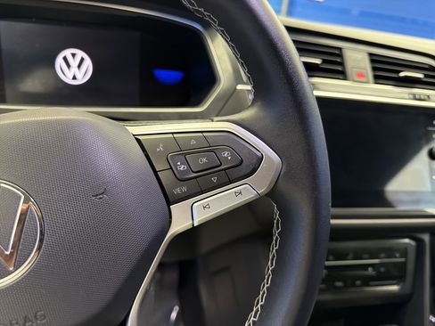 Used 2023 Volkswagen Tiguan SE w/ Panoramic Sunroof Package FWD image 17