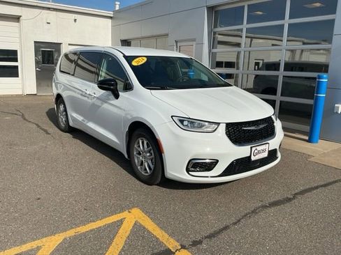 Used 2024 Chrysler Pacifica Touring-L FWD image 2