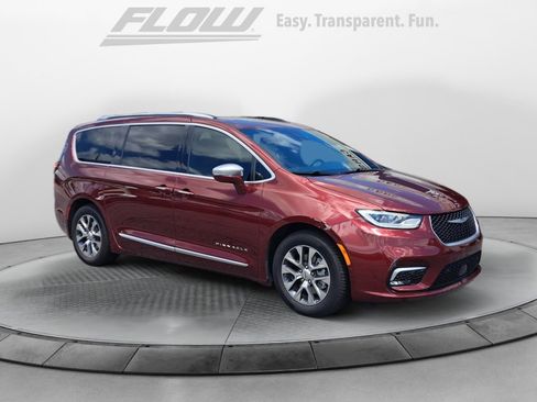 Used 2021 Chrysler Pacifica Pinnacle FWD image 1