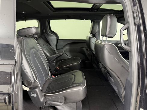 Used 2025 Chrysler Pacifica Limited FWD image 15