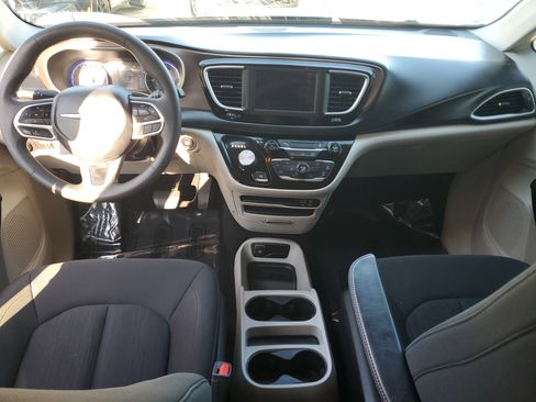 Used 2018 Chrysler Pacifica L image 10