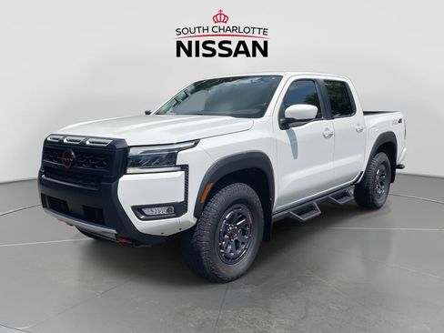 Used 2025 Nissan Frontier 4x4 Crew Cab image 3