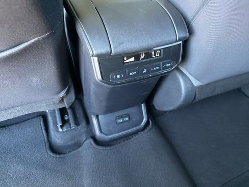Used 2022 Toyota Highlander L image 36