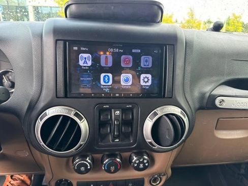 Used 2016 Jeep Wrangler Unlimited Sahara w/ Connectivity Group AWD/4WD image 11
