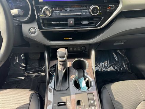 Used 2023 Toyota Highlander Platinum AWD/4WD image 11