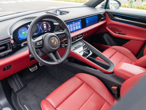 Certified 2025 Porsche Macan Electric image 4