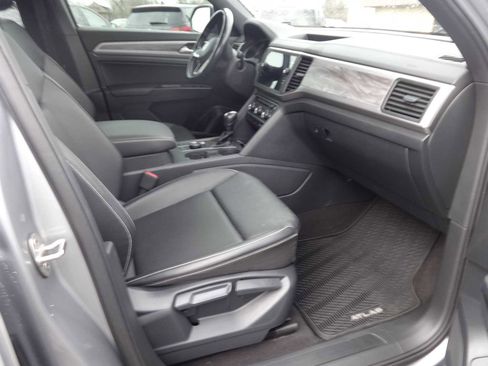 Used 2020 Volkswagen Atlas Cross Sport SE w/ Towing Package image 12