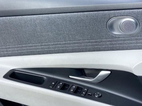 Used 2025 Hyundai Elantra Limited image 20