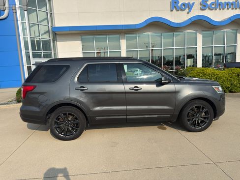 Used 2018 Ford Explorer XLT w/ Equipment Group 202A FWD image 4