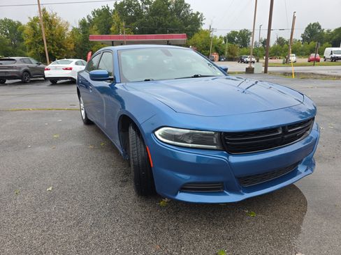 Used 2022 Dodge Charger SXT image 2