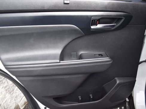 Certified 2021 Toyota Highlander XLE image 19