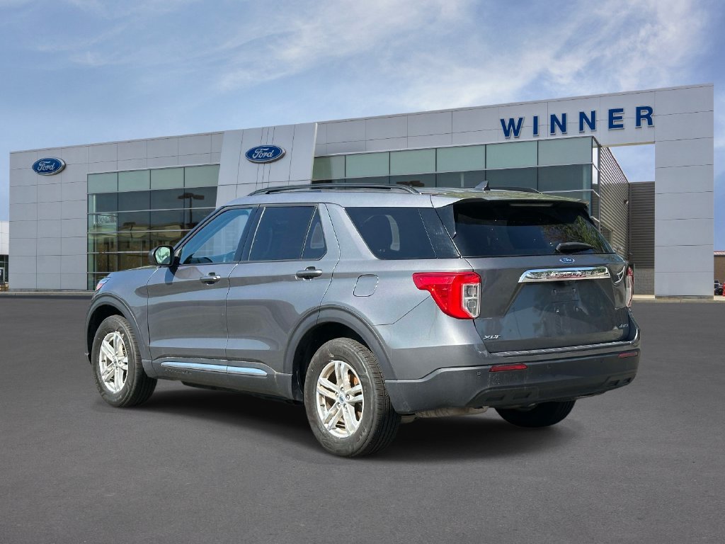 Used 2023 Ford Explorer XLT AWD/4WD image 2