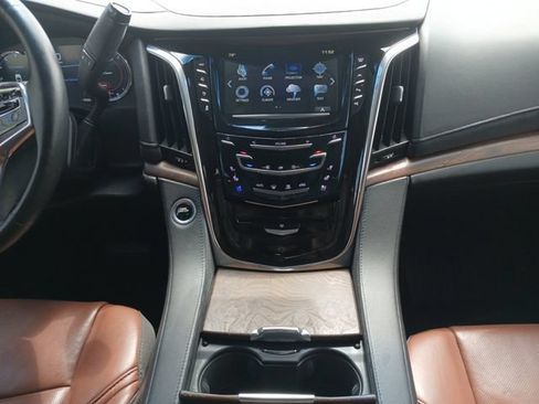Used 2017 Cadillac Escalade Luxury RWD image 3