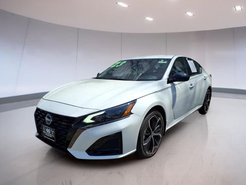 Used 2023 Nissan Altima 2.5 SR image 2