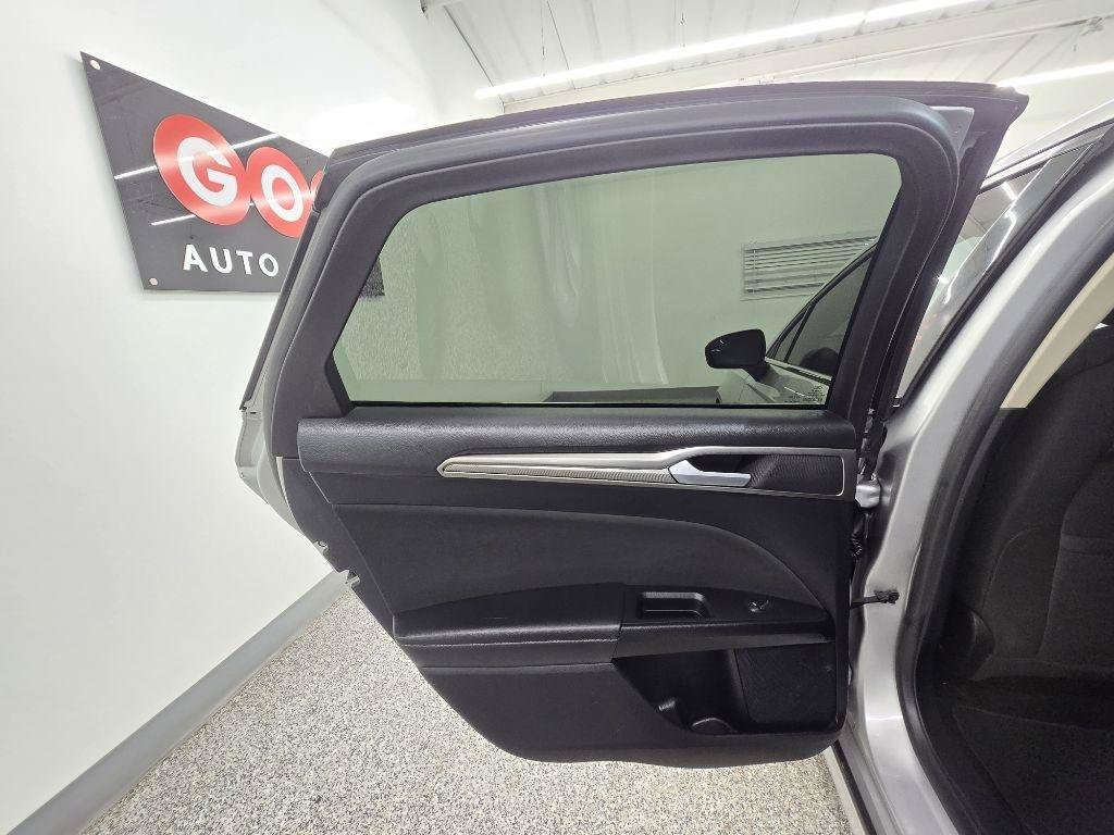 Used 2018 Ford Fusion SE FWD image 28