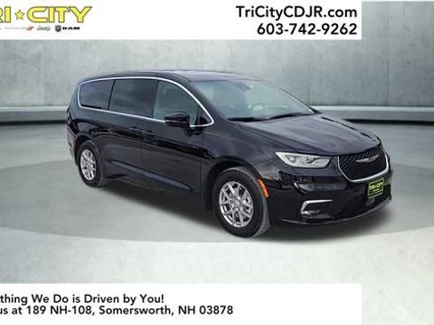 New 2026 Chrysler Pacifica Select image 3