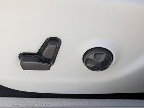 Used 2019 Jeep Cherokee Limited image 18