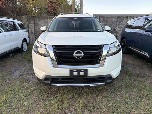 Used 2024 Nissan Pathfinder SL image 2