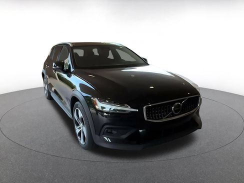 Used 2025 Volvo V60 B5 Cross Country Plus AWD/4WD image 3