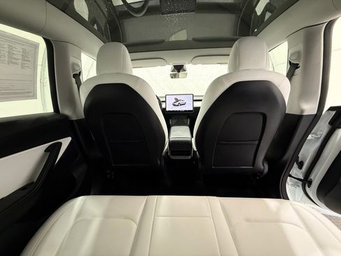 Used 2022 Tesla Model Y Long Range image 28