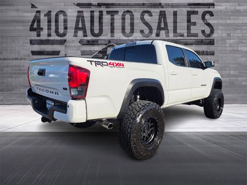 Used 2018 Toyota Tacoma TRD Off-Road w/ Technology Package AWD/4WD image 3